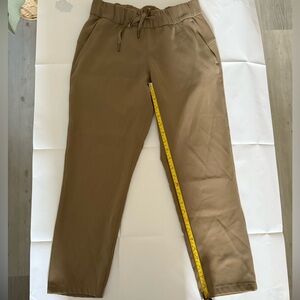 Lululemon women’s on the fly cropped pants. Size 4. Khaki.